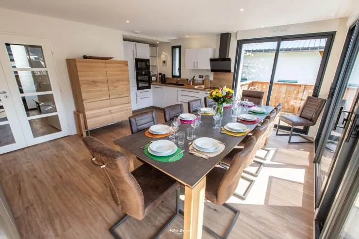 Pièce à vivre et balcon-terrasse: la grande table de repas