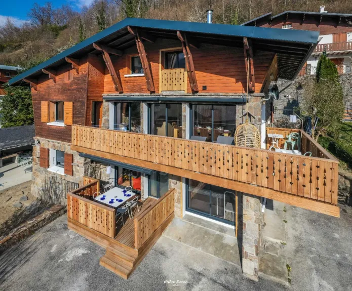 Le chalet Hygge. Comforsy occupent les 2 niveaux bas du chalet (terrasse et terrasse-balcon)