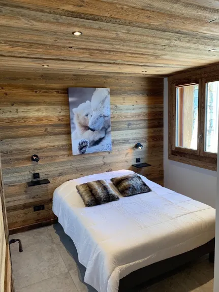 Chambre avec placard et TV