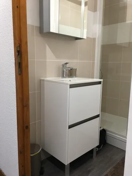 meuble vasque avec 2 grands tiroirs et une armoire de toilette avec miroir 