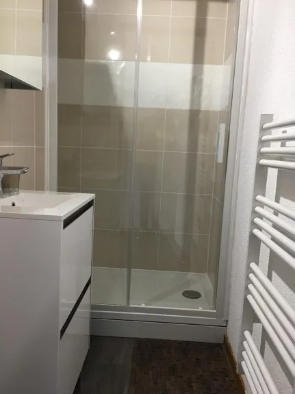 salle de douche avec une cabine spacieuse