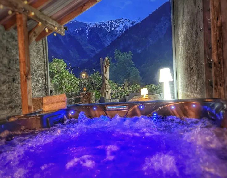 JACUZZI extérieur privé sur la terrasse de l'Aiguille