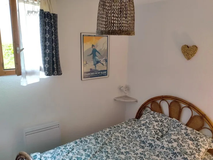 chambre avec lit en 140, avec parquet massif et fenêtre avec volet