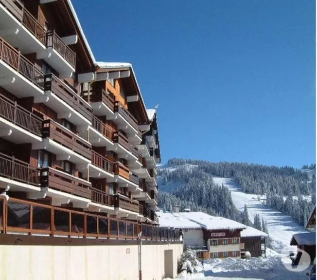 Résidence du jardin Alpin avec les terrasses solarium surélevées en rez de jardin coté parking, plein cœur station.