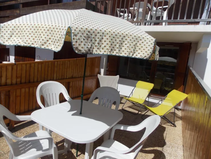 Très belle terrasse surélevée orientation plein sud où l'on peut manger et s'allonger dans les transats.. Ce lieu est bien abrité du froid aussi l'hiver car plein sud 