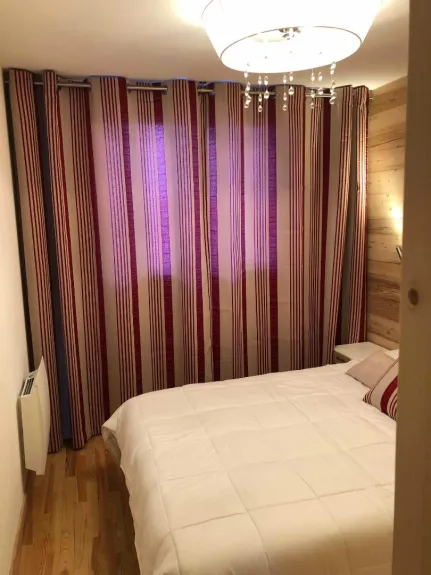 Double bedroom with closets and window.