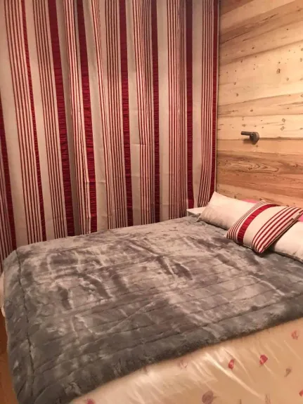 Double bedroom with closets and window.