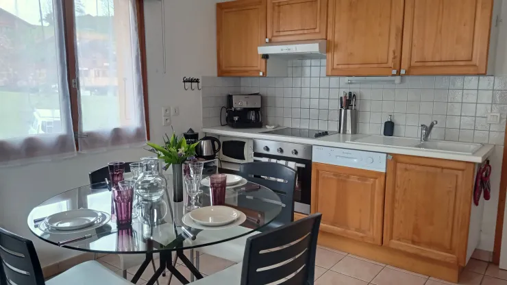 Une cuisine moderne entièrement équipée : lave-vaisselle, four, micro-ondes, plaque de cuisson, réfrigérateur-congélateur, robot multifonction, cafetière expresso, appareils à raclette et à fondue 