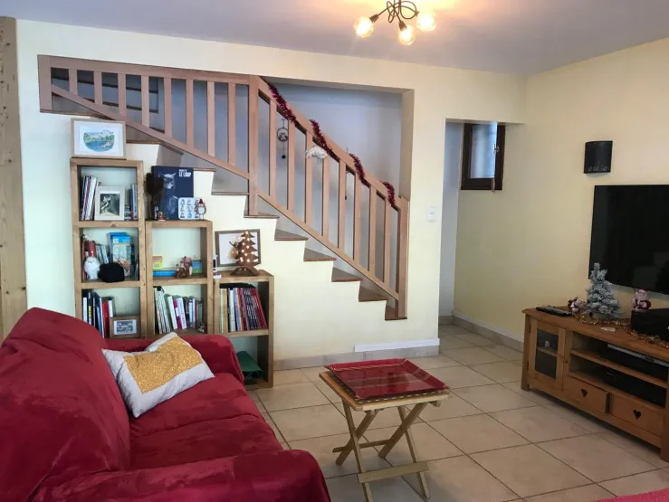coté télévision et escalier d'accès à l'étage