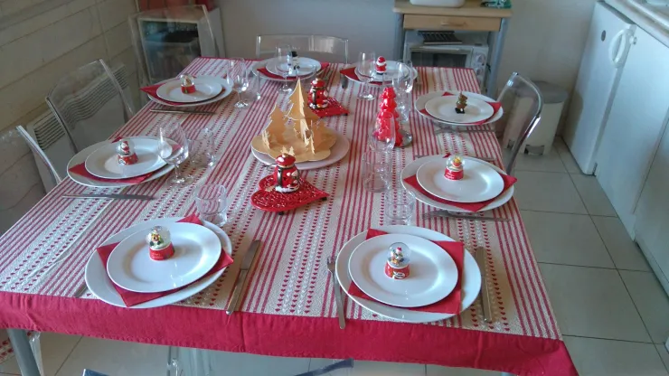 Le coin repas, 2 tables, permettant de manger à 8