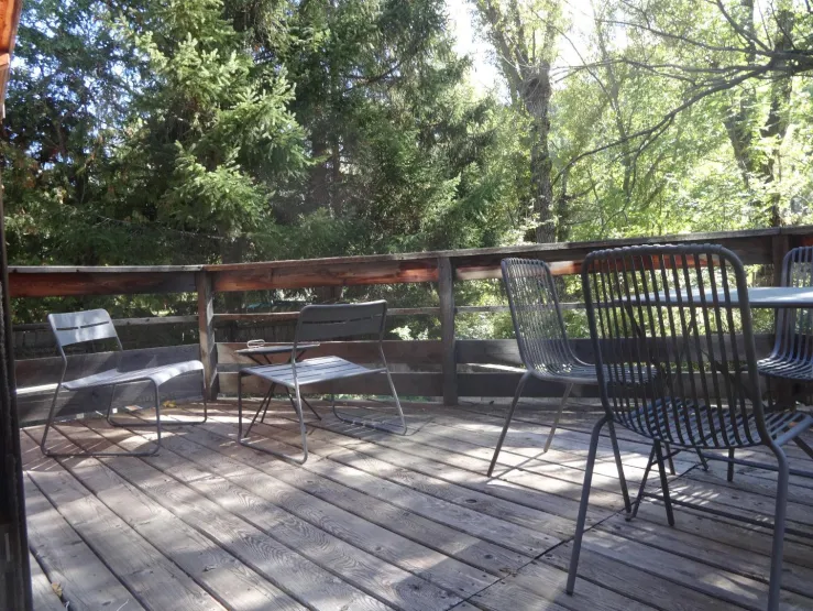 Terrasse avec mobilier de jardin. 