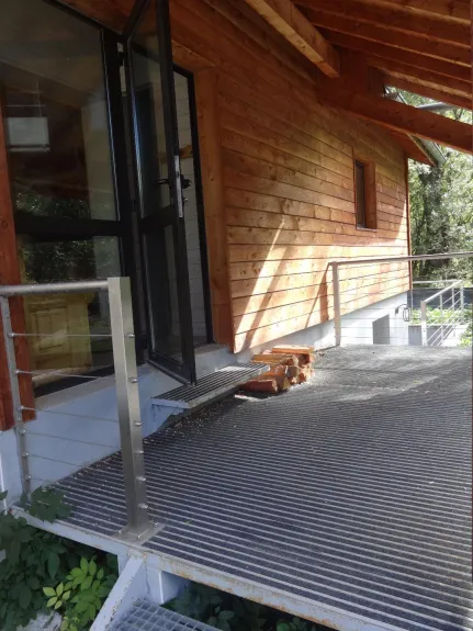L'entrée est abritée, 2 places de parking abritées également devant la maison.  