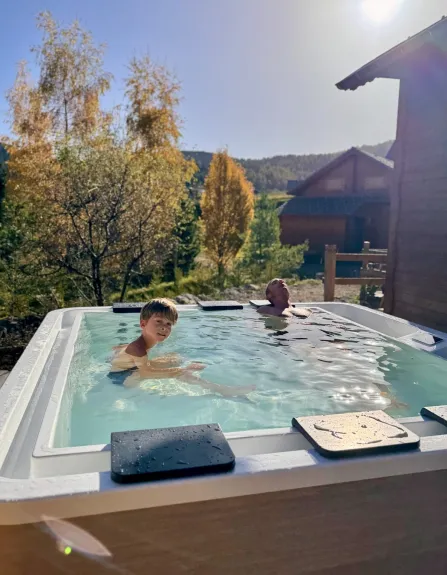 Year-round, enjoy a spa experience at La Joue du Loup. Our private jacuzzi accommodates up to 6 people, perfect for relaxing moments of peace after a great day, or in the morning with the sun and mountains on the horizon.