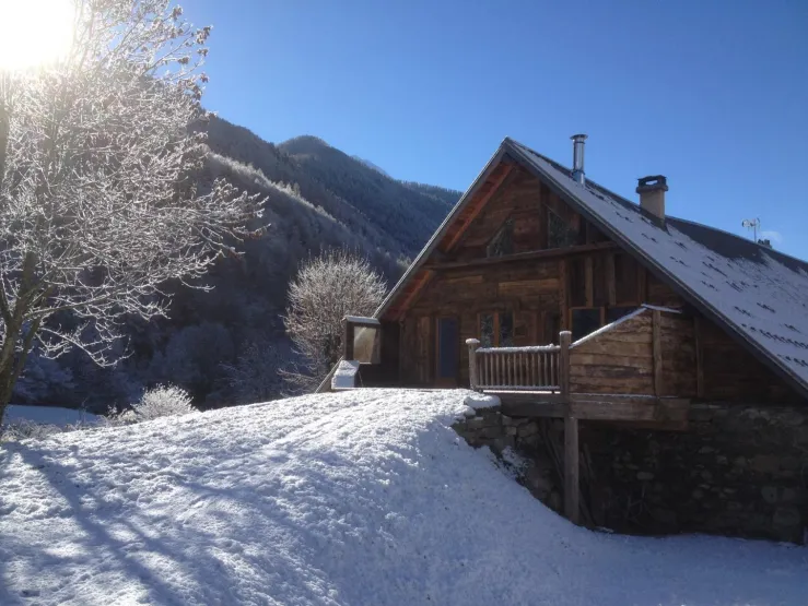 Départ de la terrasse en Raquettes ou skis aux pieds...et l'immense prairie pour faire de la luge !