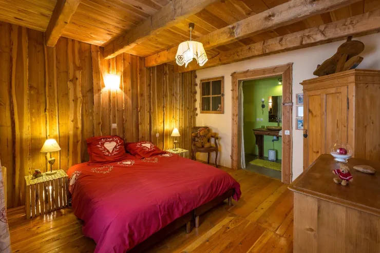 Grande chambre de 20m² avec une porte fenêtre donnant accès à l'extérieur. Equipée d'un lit king size et éléctriques avec sa salle de bain et w-c attenants...