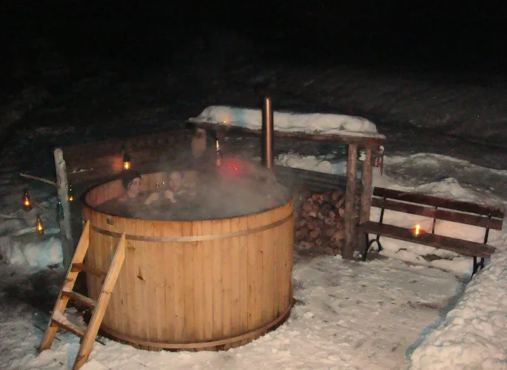 Savourez l'expérience unique et inoubliable du bain Nordiaue sous la pureté d'un ciel étoilés généreux