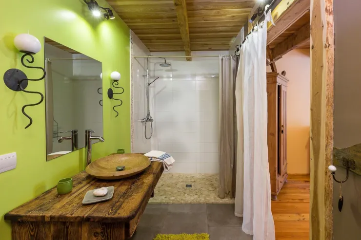 Salle de bains spacieuse avec sa douche italienne grand format
