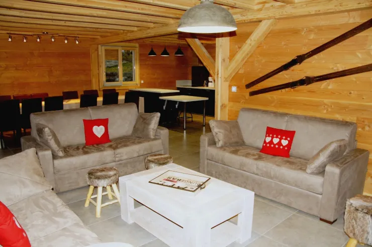 Salon cosy avec 3 grands canapés