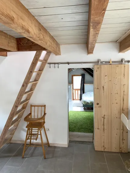 Vue sur la chambre avec 4 lits simples