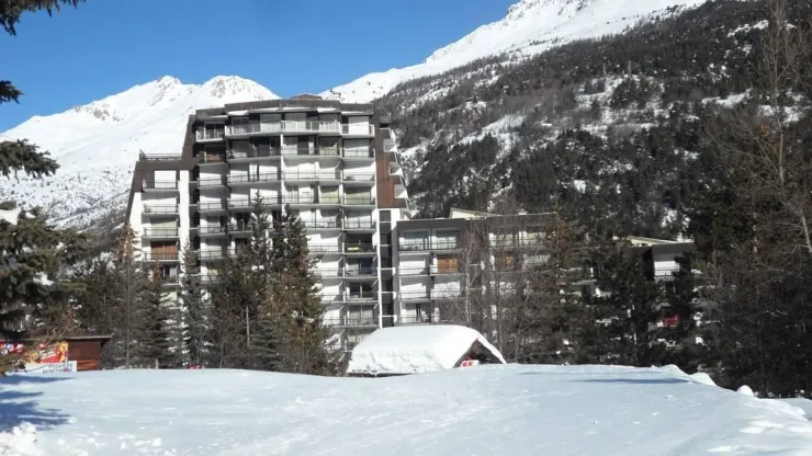 Accès pistes directement à pieds. 