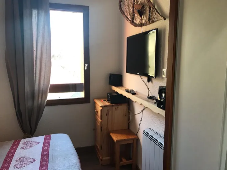 chambre avec téléviseur