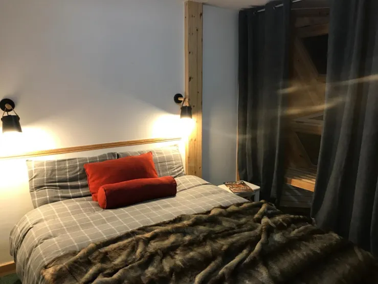 Room n°1, double bed 160cm wide - bed linen are provided