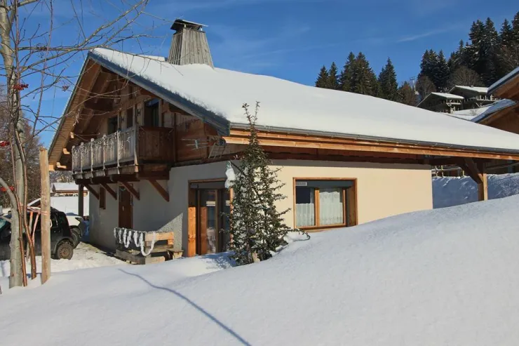 Le chalet en hiver côté entrée