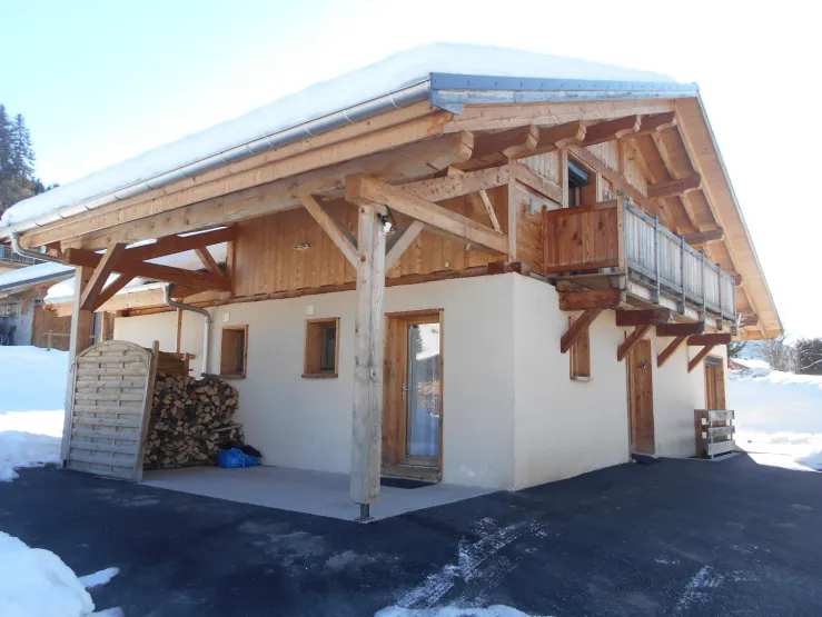 Le chalet en hiver places de parking