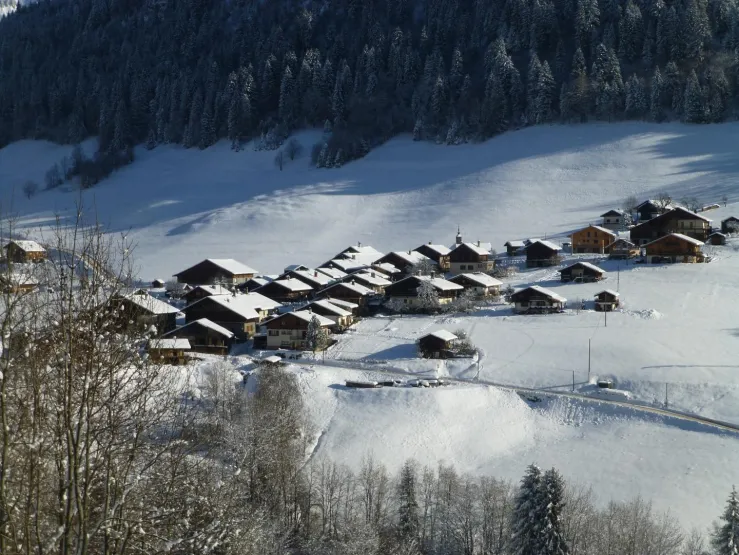 Hameau du Praz sous la neige vu de l'autre coté de la vallée