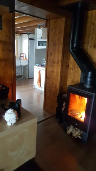 Du salon vue de la cuisine et Poêlle à bois