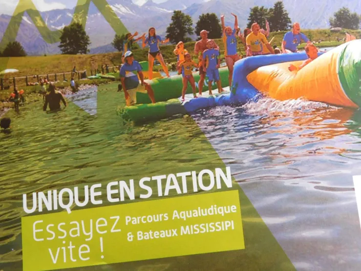 lac avec jeux gonflables à 100 m du chalet