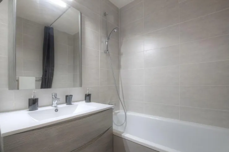 Salle de bains entièrement rénovée. 