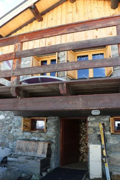 Le chalet est un ancien chalet d'alpage appartenant à la famille depuis sa construction en 1820. il a été rénové entièrement par étapes à partir de  2010
