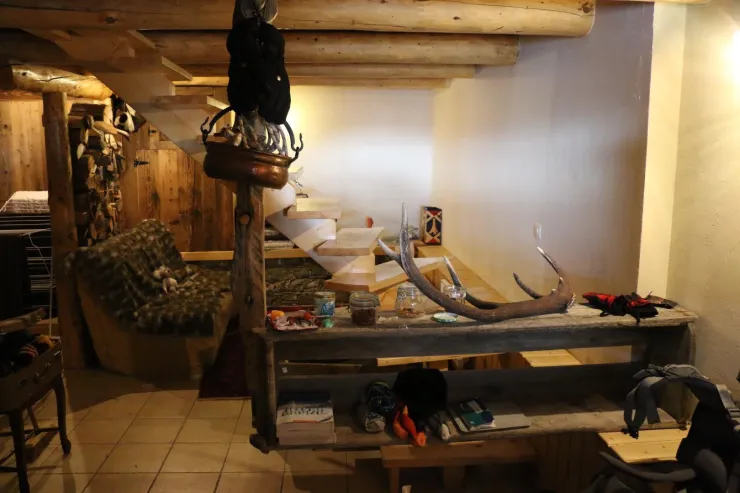 L'accès par le bas ouvre sur l'espace retour de ski, la salle bain, les toilettes, la lingerie, le garde manger et un coin salon avec un écran DVD.