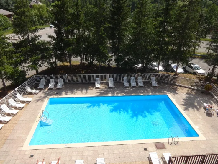 Piscine de la résidence accessible l'été. 
