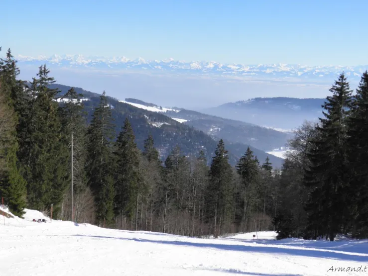 Les pistes d'alpin de Métabief avec vue sur les Alpes