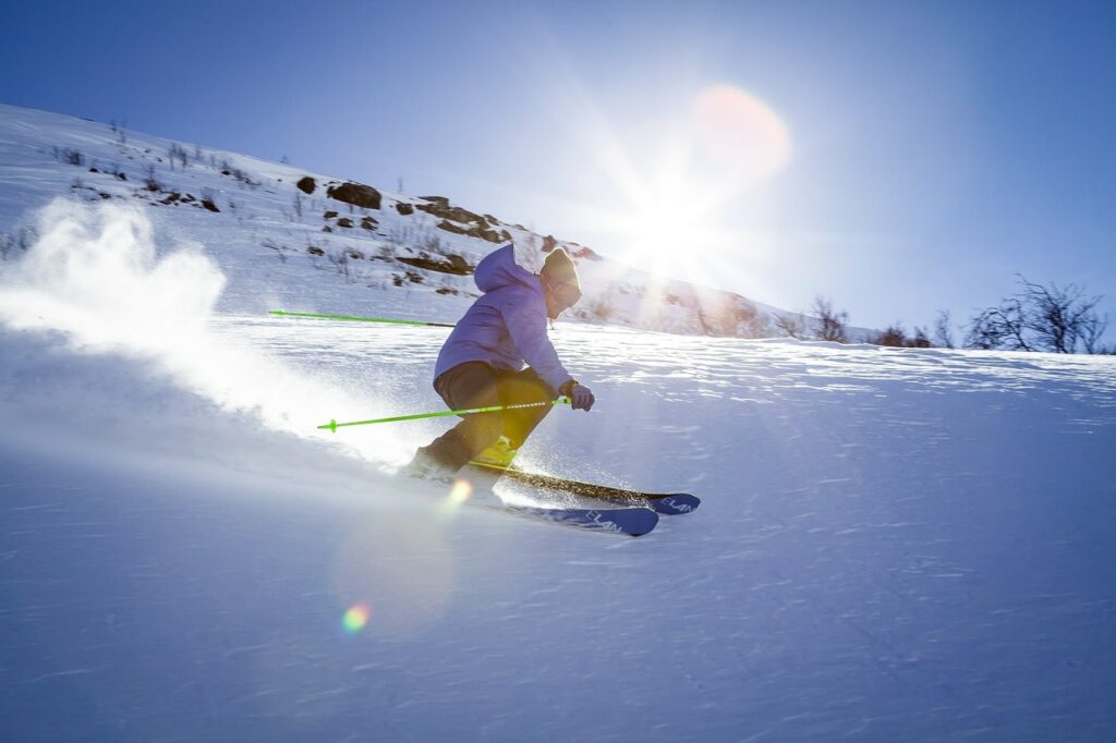 où aller skier en France : skieur qui dévale une piste de ski